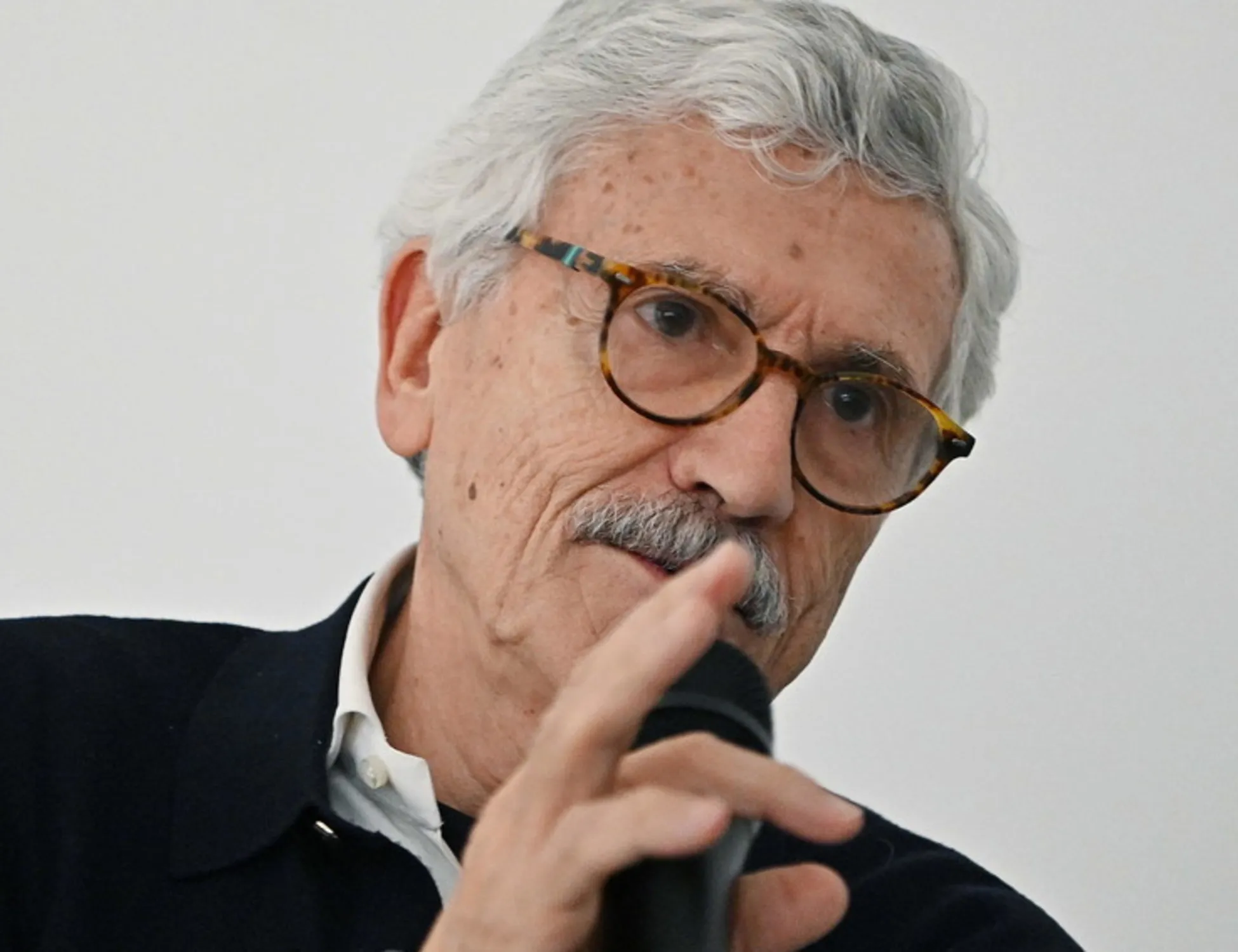 Leggi l'articolo: D'Alema vomita insulti: "Grumo nero". Ecco come lo stroncano