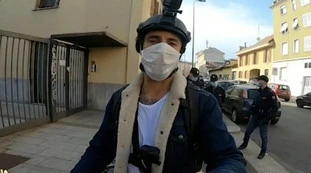 Striscia la Notizia, Vittorio Brumotti aggredito a Milano: "Te ne vai? Testa di c***", e gli lanciano pure i sassi