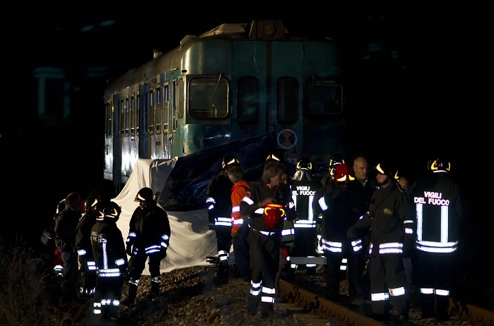 Rossano Calabro, romeni morti travolti dal treno: le pompe funebri litigano per i cadaveri