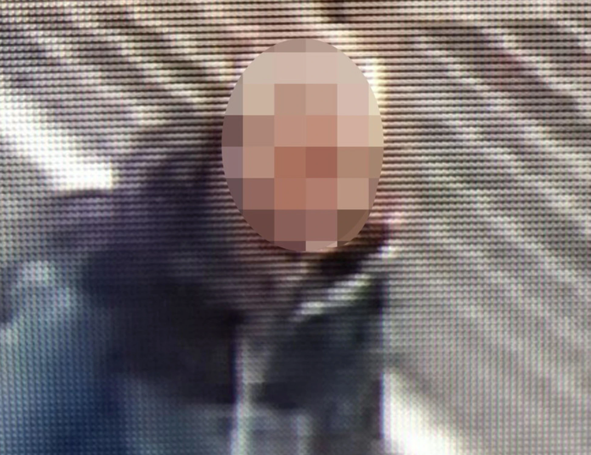 Milano, 43enne accoltellata: l'aggressore ripreso dalle telecamere, l'identikit