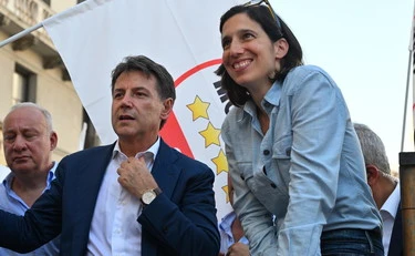 Elly Schlein, Conte boccia la dem premier: "Hanno dubbi pure nel Pd"