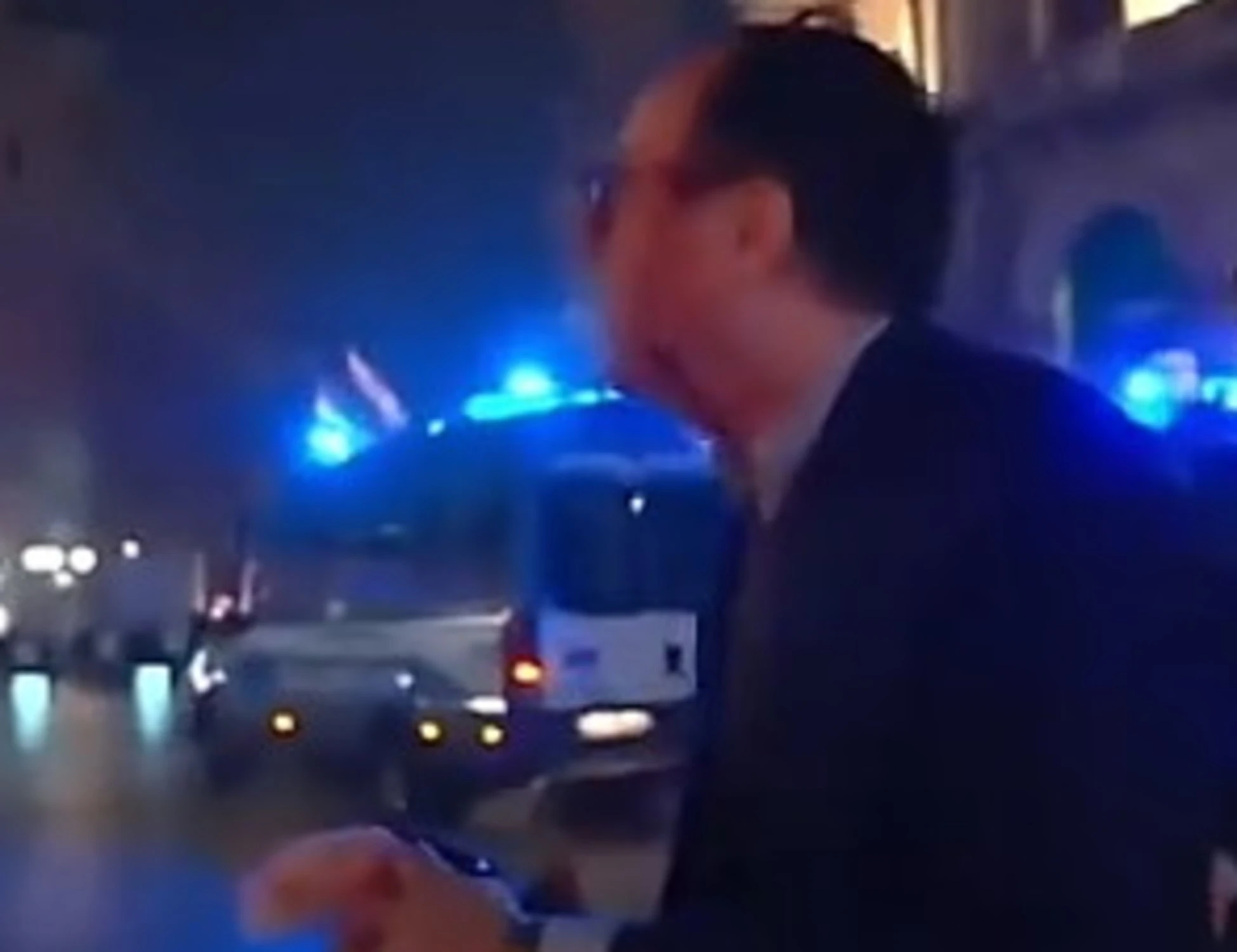 Milano, l'agente ferito chiede di fermare la violenza? I manifestanti lo insultano