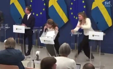 https://media.liberoquotidiano.it/UeneVIx4tf-UPWRUfH5WngTFZMdnxKBe6tBkOVrBZfA/width:800/quality:90/aW1hZ2VzLzIwMjUvMDkvMDkvMTcxNzM5Mzk5LTIzMzkzNWFmLWRiYTAtNDc4YS05ZmZmLTg4NjdmZGViMWUyZi5qcGc.webp