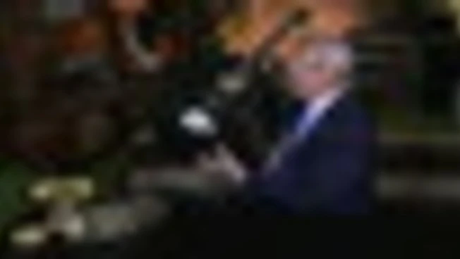 Trump nella casa di Elvis Prestley: "Mai incontrato ma lo adoro"