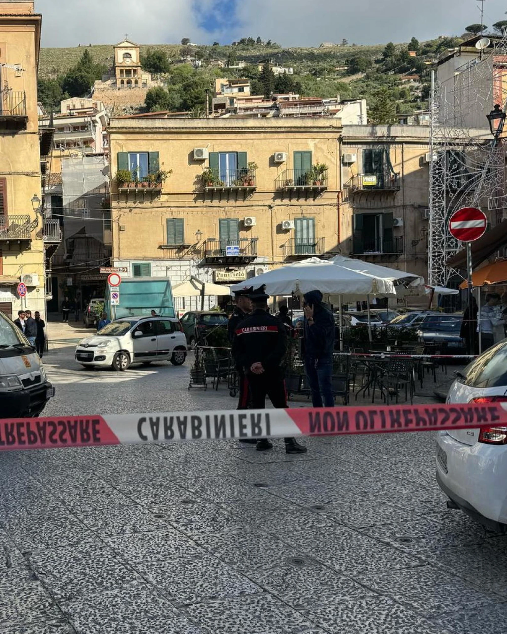 Monreale choc, sparatoria in piazza: morti e feriti