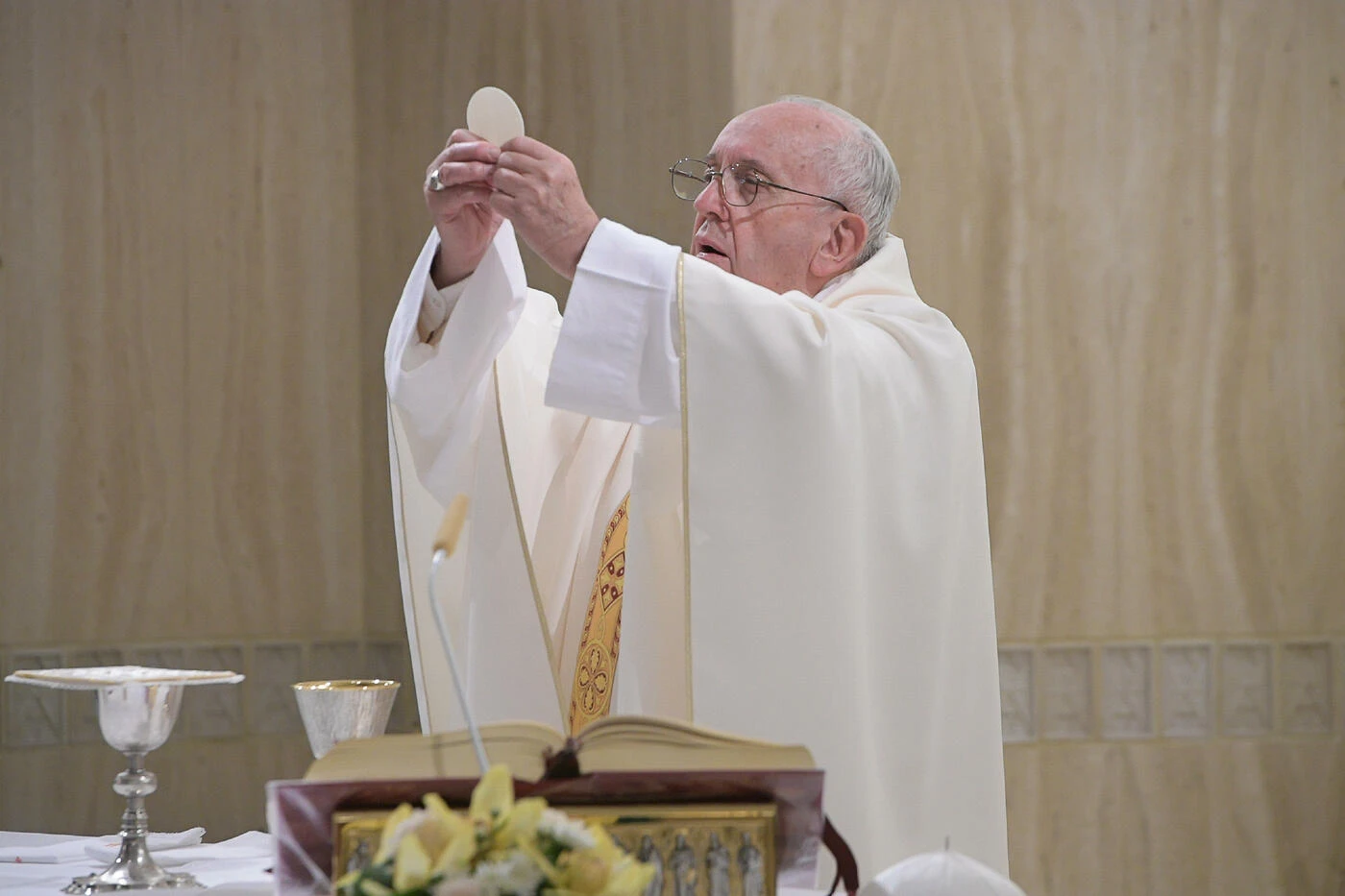 Papa Francesco e l'attacco molto sospetto ai giornalisti: "Chi non distingue il bene dal male..."