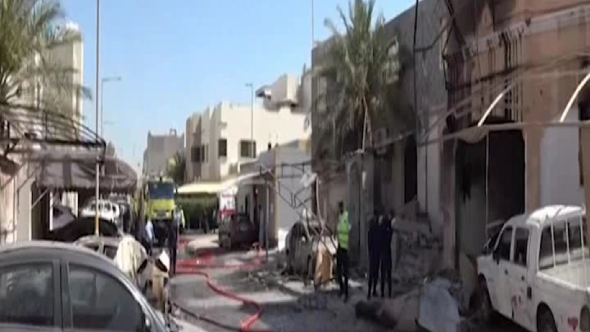 Iran, attacchi in Bahrein: macerie ed edifici in fiamme dopo l'intercettazione dei missili