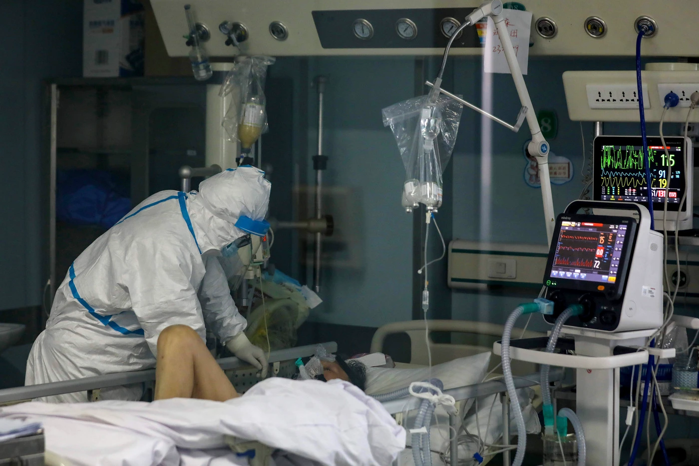 Coronavirus, come sono ridotti i medici di Wuhan: pannolone al posto delle mascherine, condizioni disumane