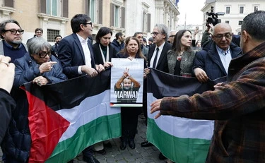 L'incredibile processione della moglie di Barghouti, nuovo vate-terrorista