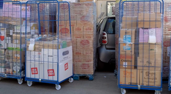 Coronavirus, 12enne telefona alla polizia: "Frigo vuoto, abbiamo fame. Aiutateci". Esce la pattuglia: tutto vero, famiglia allo stremo