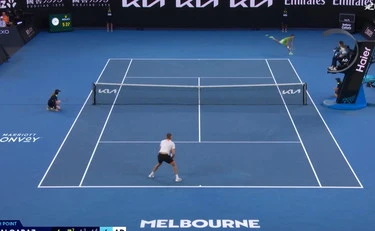 Alcaraz batte Zverev e va in finale agli Australia Open: dramma in campo, l'ultimo clamoroso punto