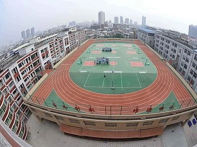 Dallo stadio alla villa tra le rocce, le follie edilizie sotto il cielo della Cina