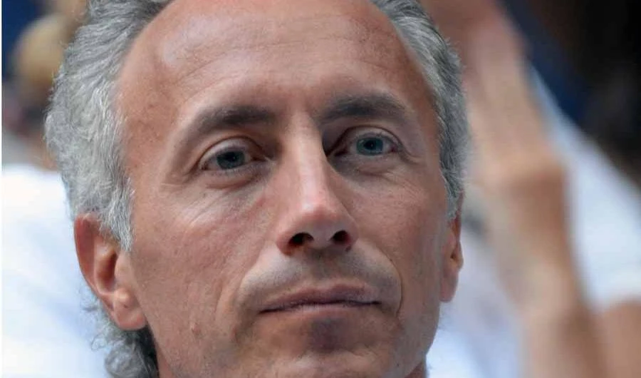 L&apos;amore trionfa sul...Fatto,Travaglio alle nozze della sorella della &quot;Papi Girl&quot;