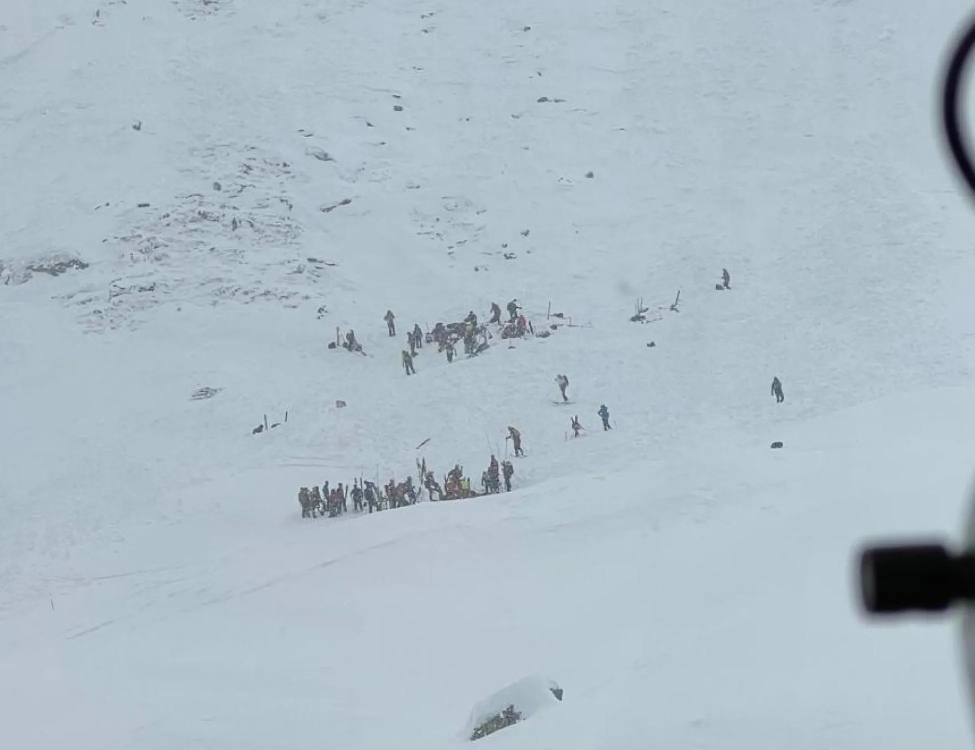 Leggi l'articolo: Valanga in Alto Adige: 25 persone coinvolte, due morti e tre feriti gravi