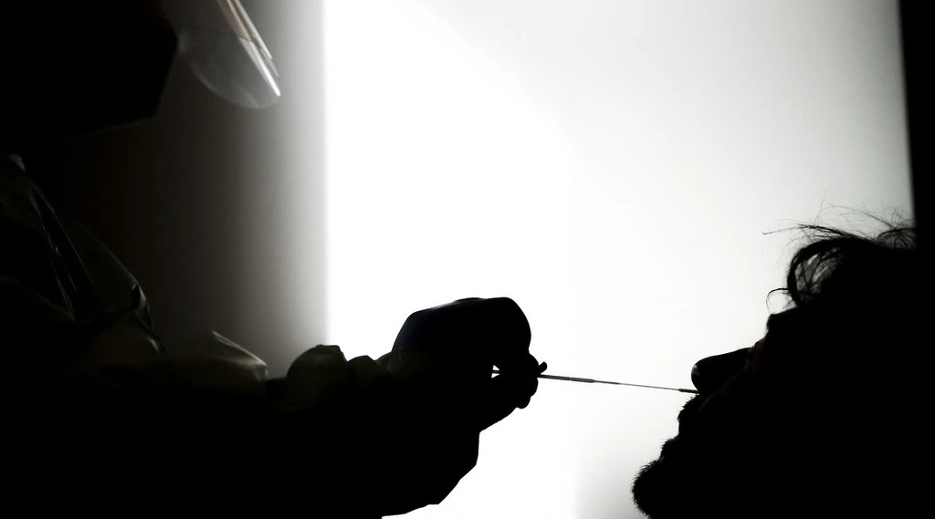 Coronavirus, la Lombardia anticipa il bollettino: +70% di nuovi contagi, 17 morti. Milano, situazione critica