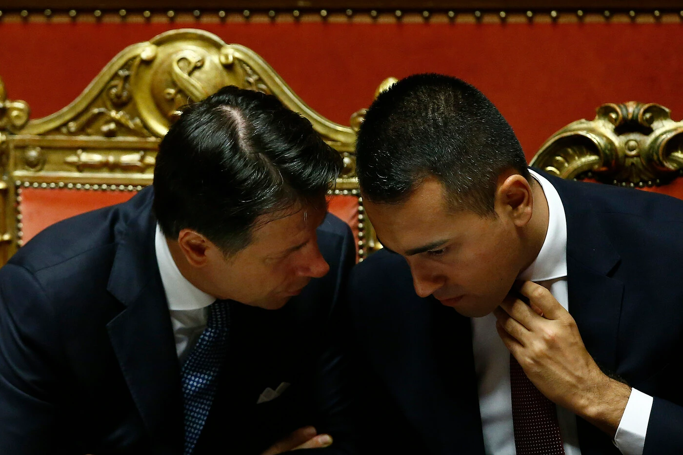 Luigi Di Maio teme Salvini e ora fa marcia indietro sull'immigrazione: "Non c'è alcuna discontinuità"