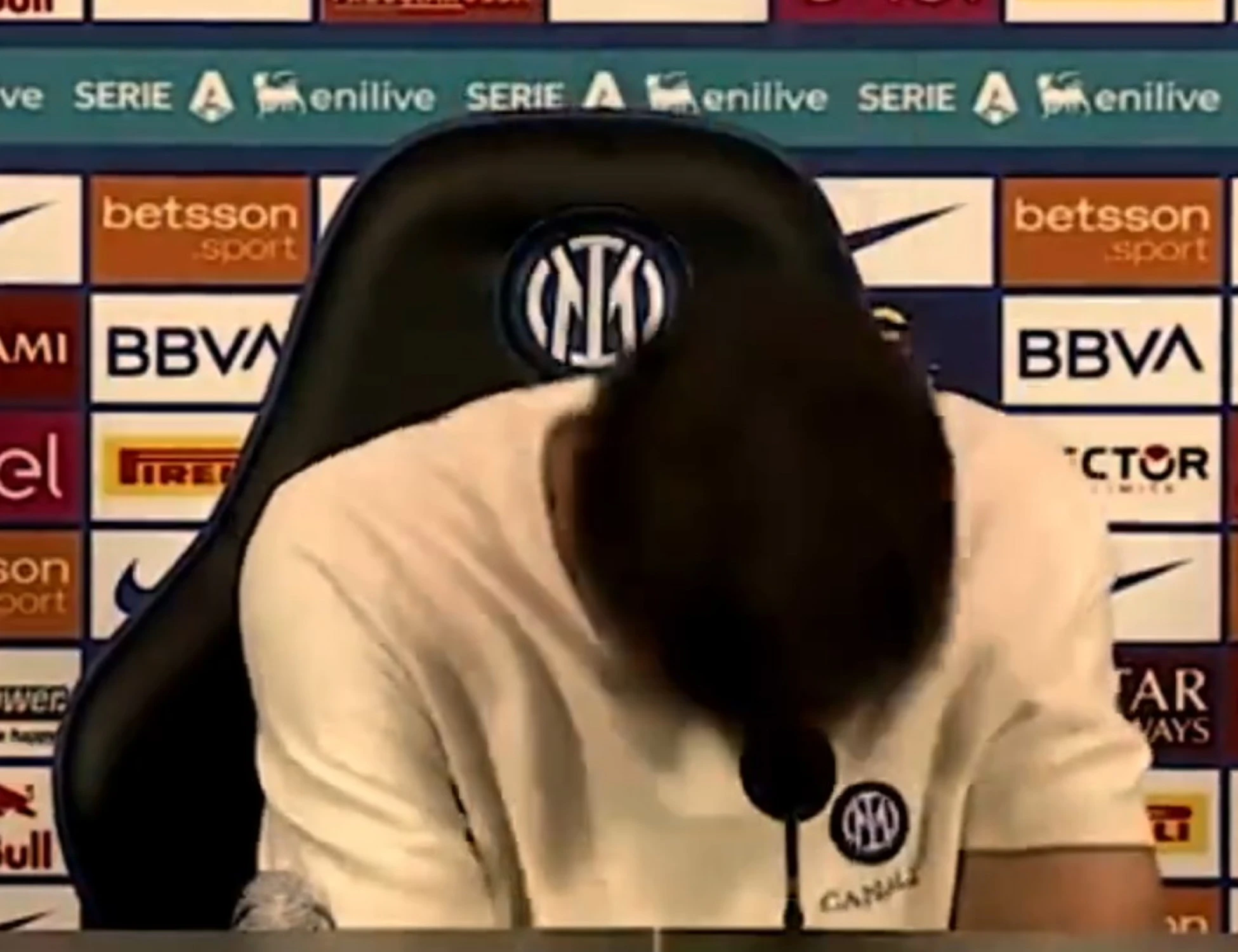 Chivu prende a testate il microfono: scene mai viste in conferenza stampa