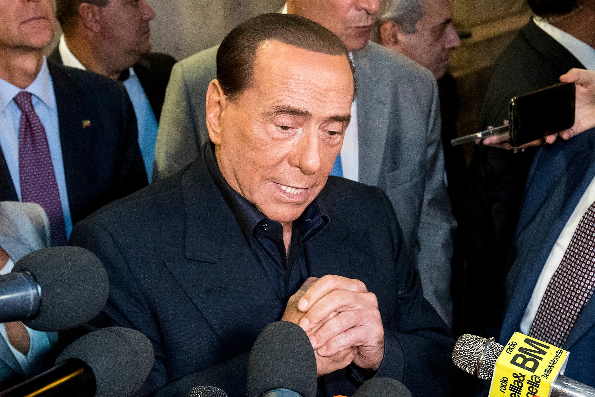 Silvio Berlusconi, la frase rubata: "Agli sgoccioli, e con Matteo Renzi....". Forza Italia, il ribaltone