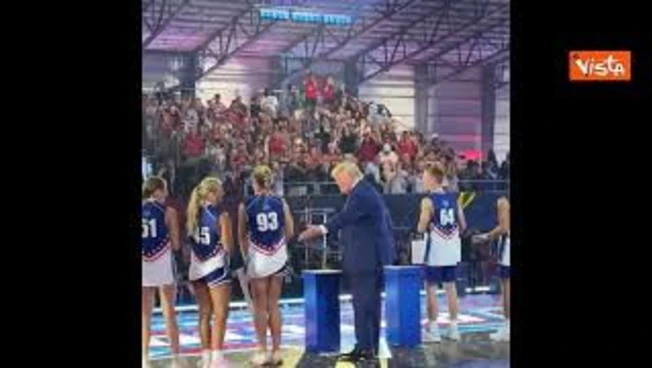 Trump balla la 'Trump Dance' sul palco dei 'Patriot Game' con le giovani atlete