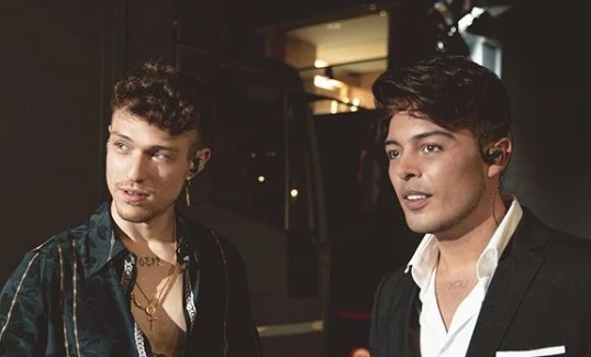 Amici, Irama e Stash dietro le quinte dei nuovi provini: la dichiarazione d'amore fa impazzire le fan