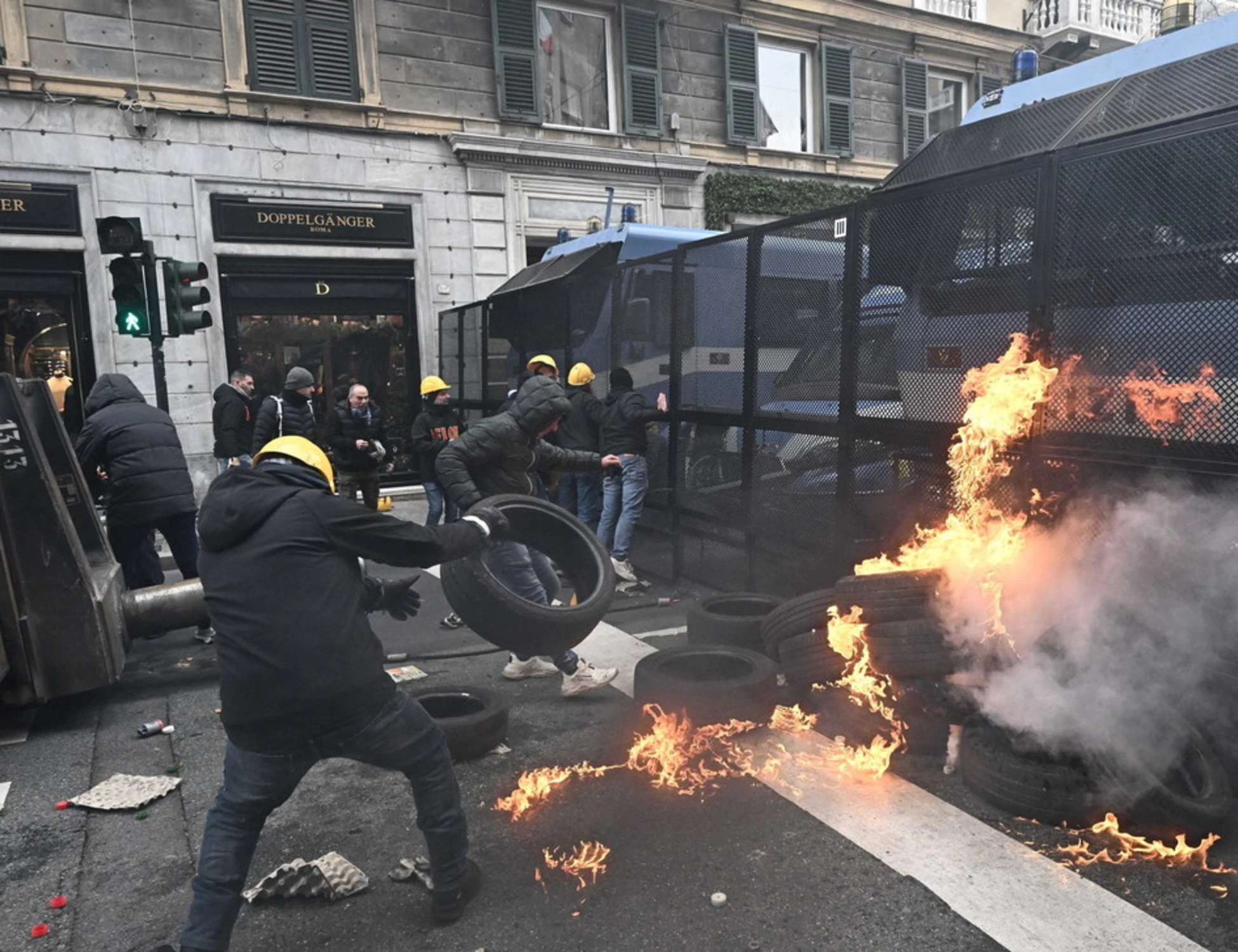 Ex Ilva a Genova, la guerriglia degli operai contro i poliziotti: promessa mantenuta