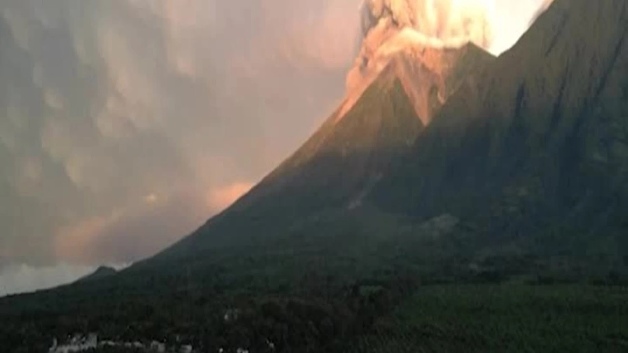 Guatemala, il vulcano Fuego erutta: evacuate centinaia di persone