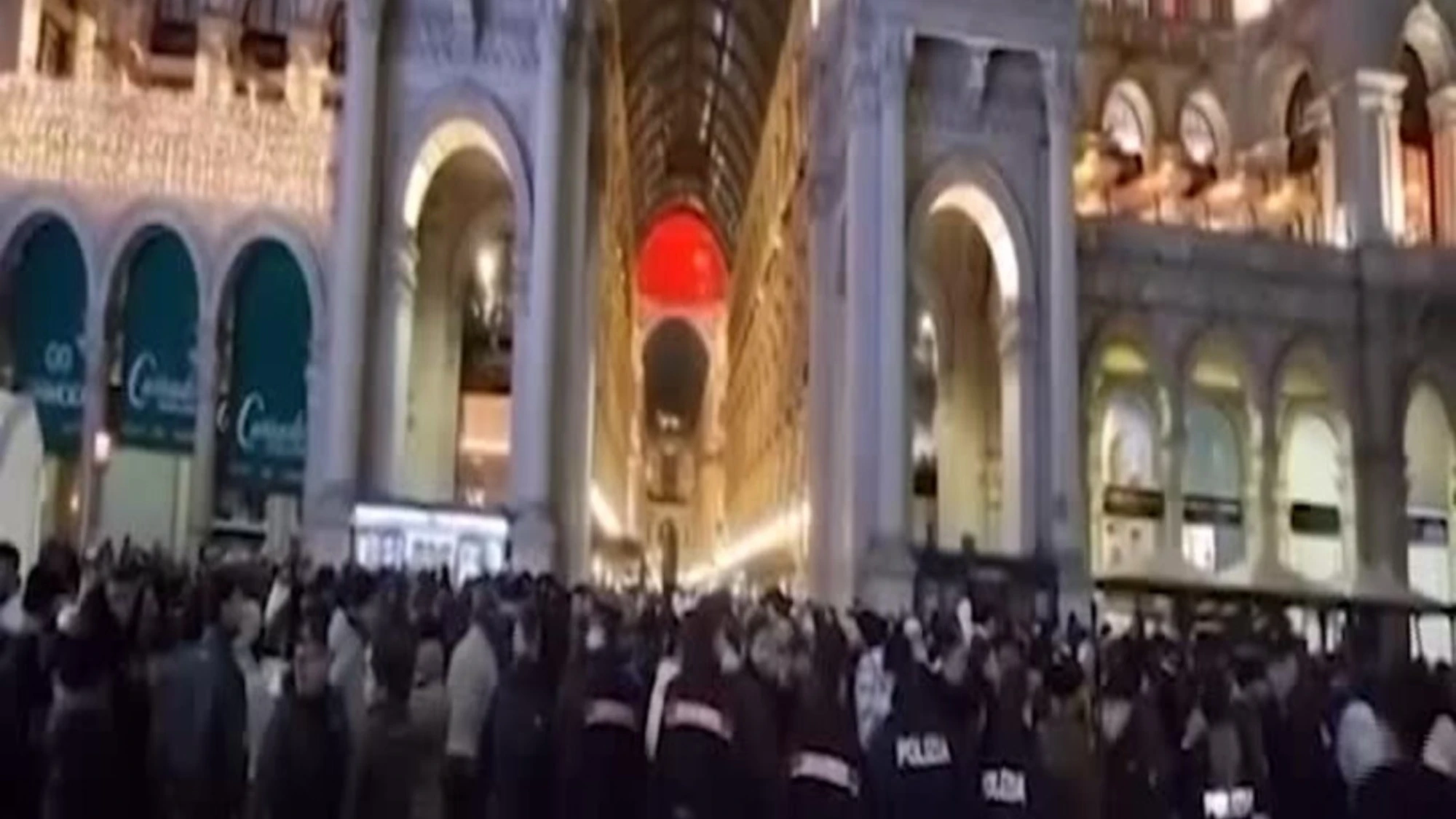 Capodanno 2026, a Milano le forze dell'ordine sgombrano piazza del Duomo