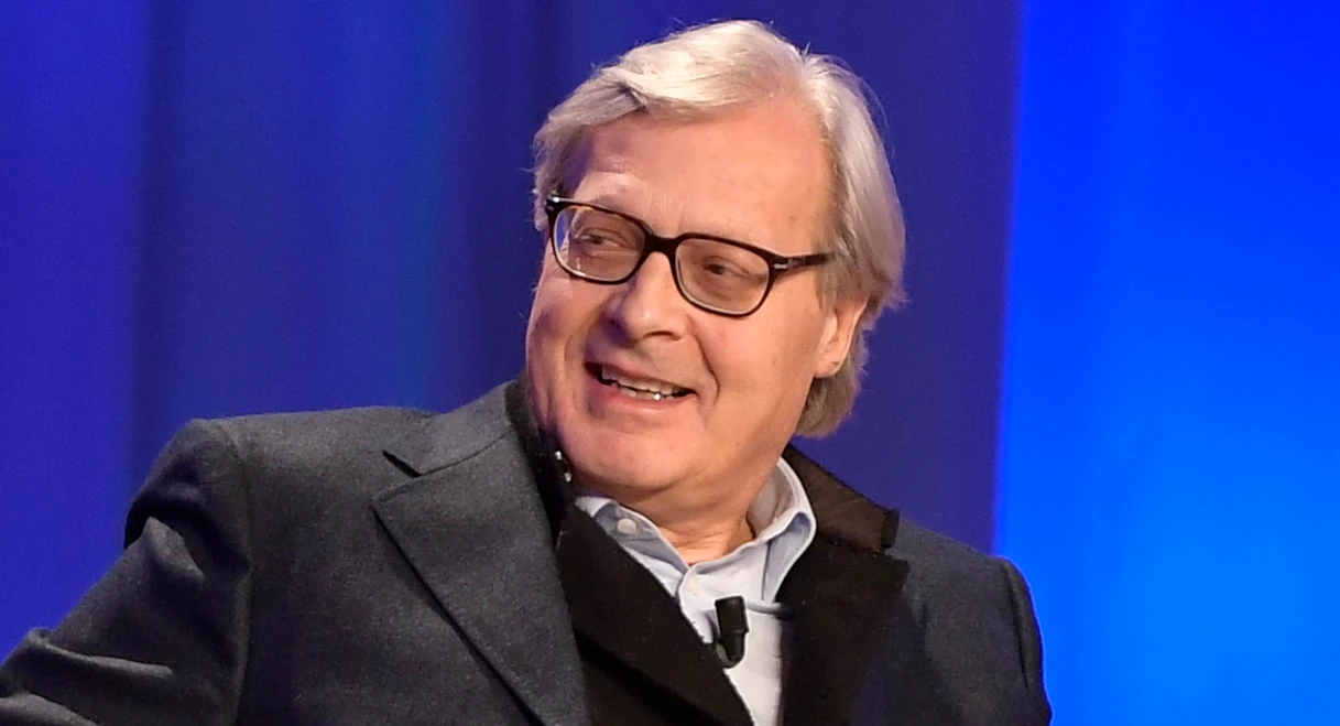 Vittorio Sgarbi beccato così dal settimanale di gossip: "Lei ha 24 anni in meno di lui. E al parco..."