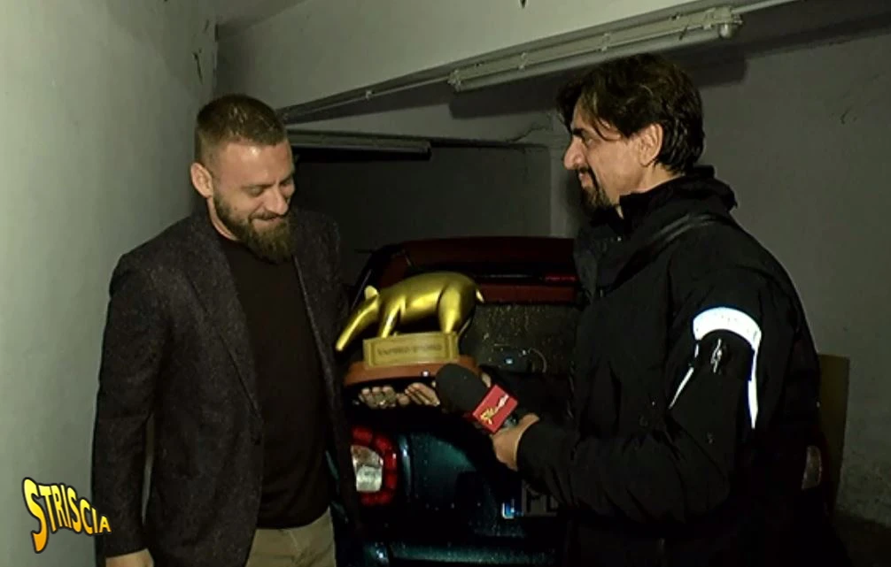 Striscia la notizia, Tapiro d'oro a Daniele De Rossi: l'agguato di Staffelli al calciatore