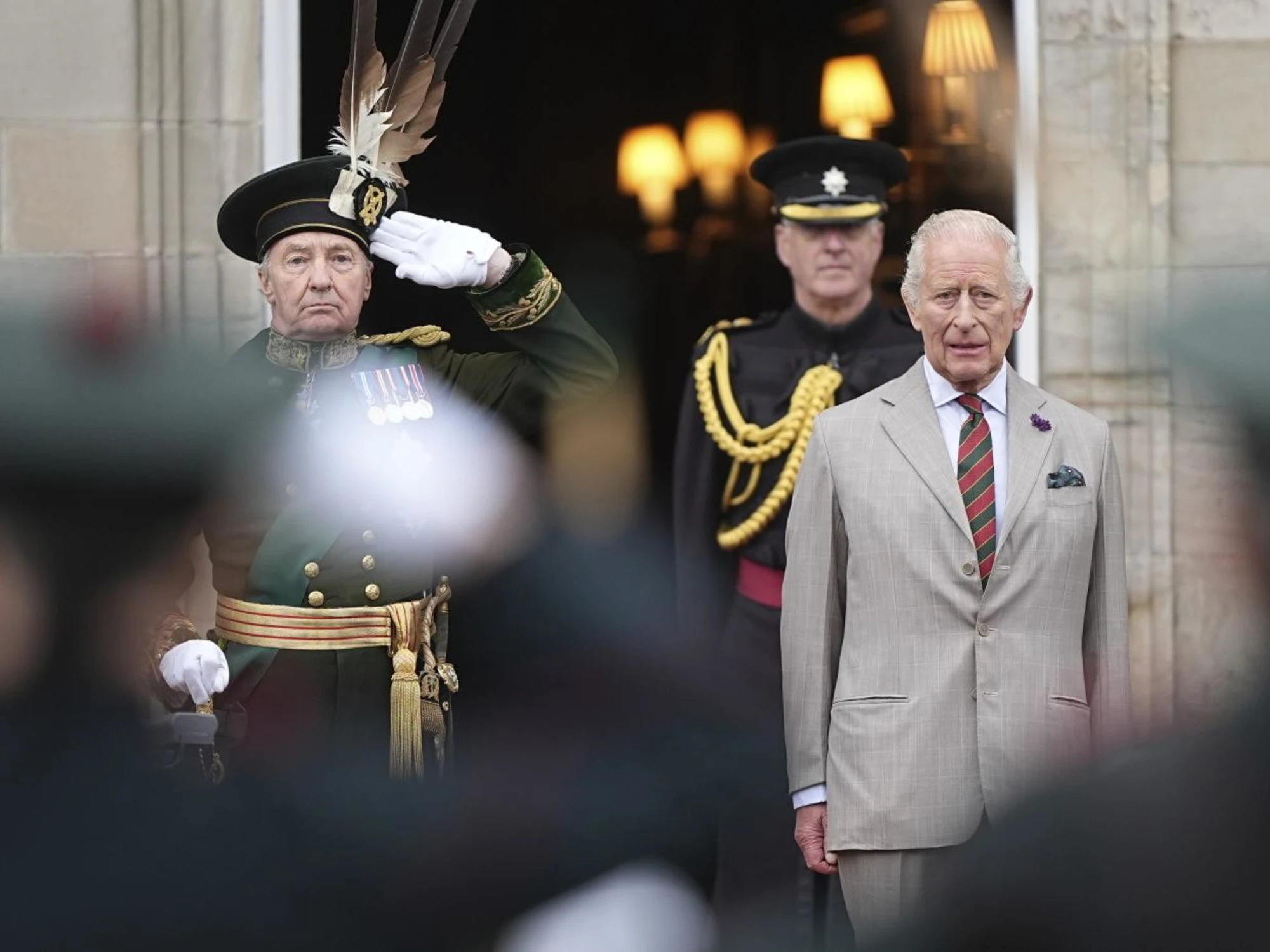 "Carlo è un Re uscente": voci clamorose, chi accoglierà Macron