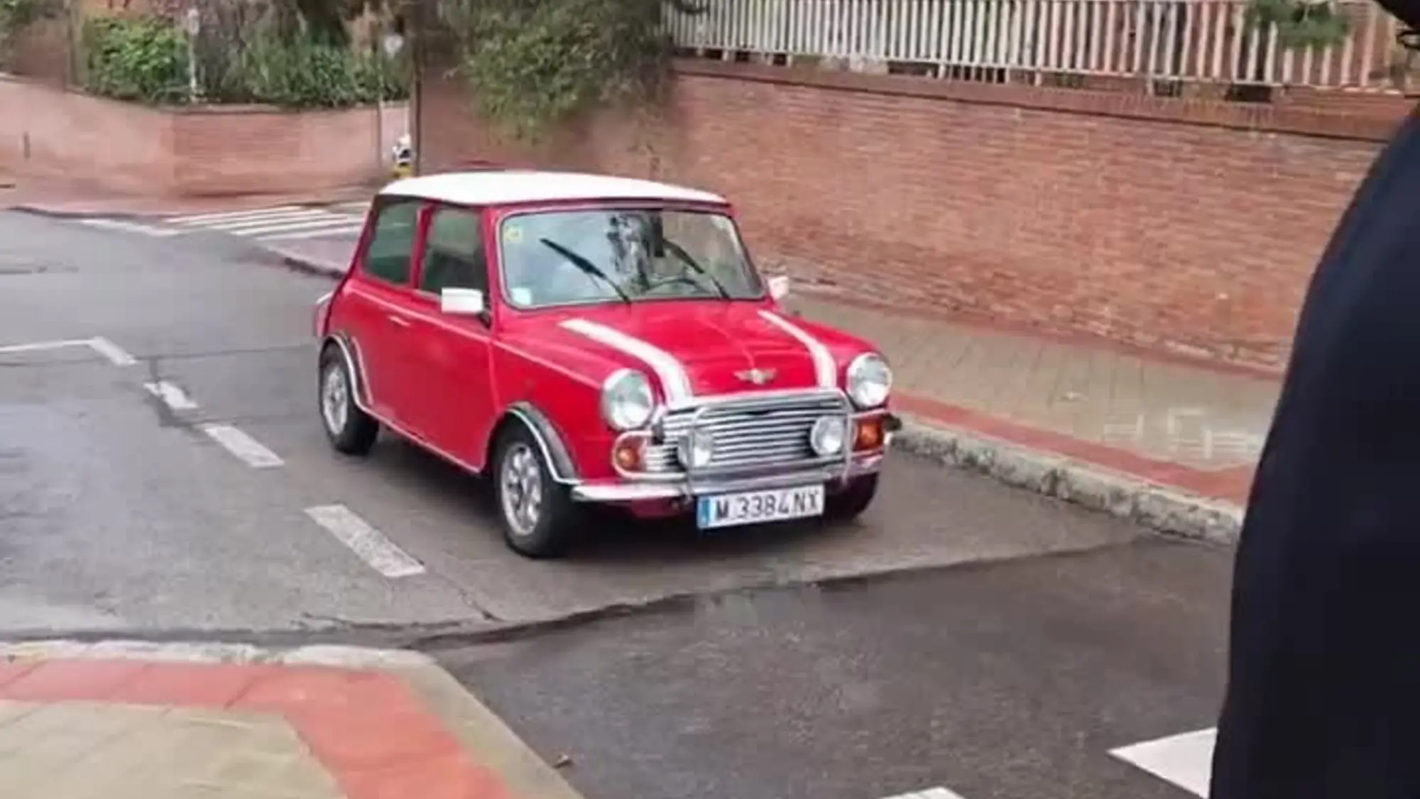 Giorgia Meloni alla guida di una Mini con Abascal