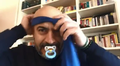 Gianluigi Paragone attacca Luigi Di Maio e M5s col ciuccio in bocca: "Siete solo degli incapaci"