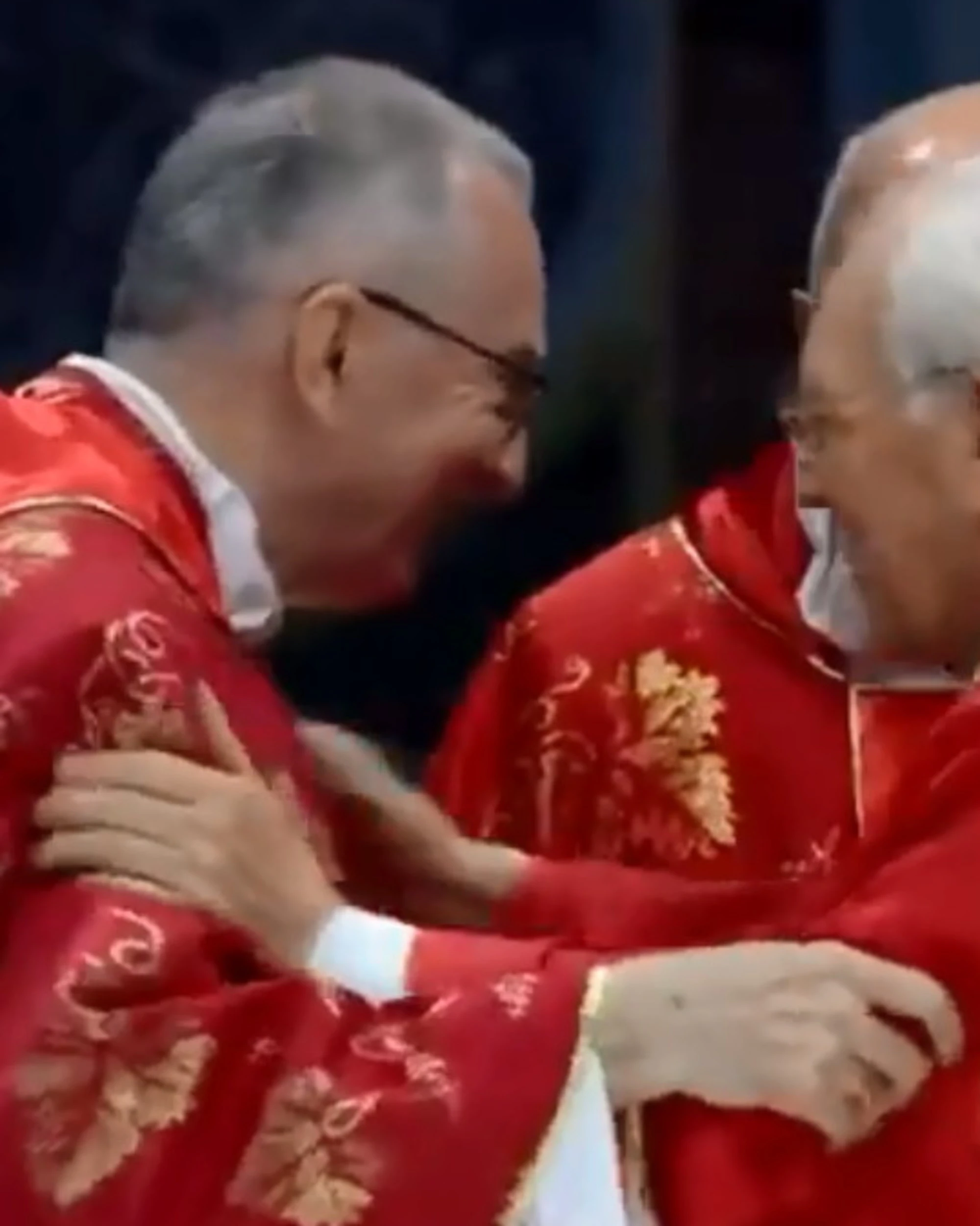Parolin, "auguri doppi": cosa si lascia sfuggire il cardinale Re