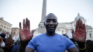 Soumahoro, lo scandalo travolge la moglie: "Minorenni maltrattati, paghe da fame"