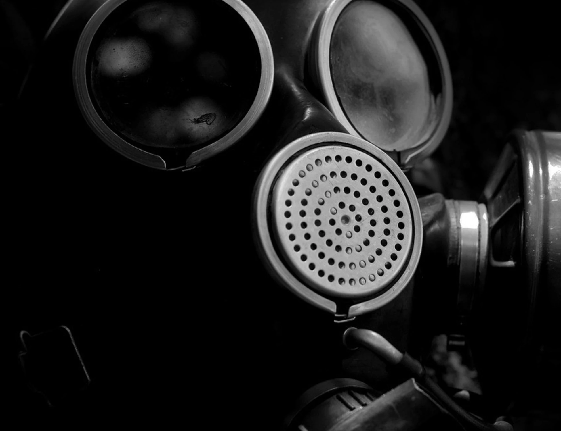 Teramo, morto con una maschera-antigas davanti al computer: scoperta-choc