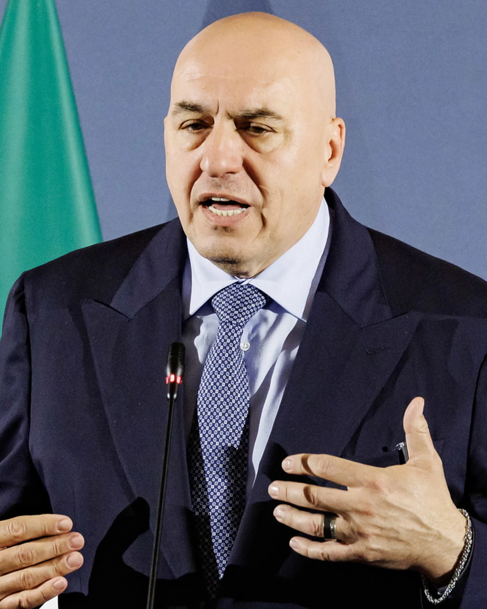 Guido Crosetto replica ai pro-Pal che lo contestano: azzerati