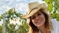 Elisabetta Gardini, sexy tra le vigne con scollatura da urlo: come non si era mai vista, una foto strepitosa