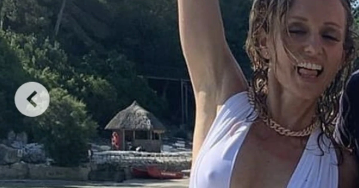 Justine Mattera, bikini trasparente e slip inesistente: si vede tutto, la reazione imbarazzata del fotografo
