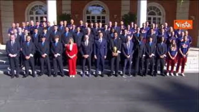 Sanchez riceve la Nazionale spagnola dopo la vittoria ai Mondiali 2026 alla Moncloa