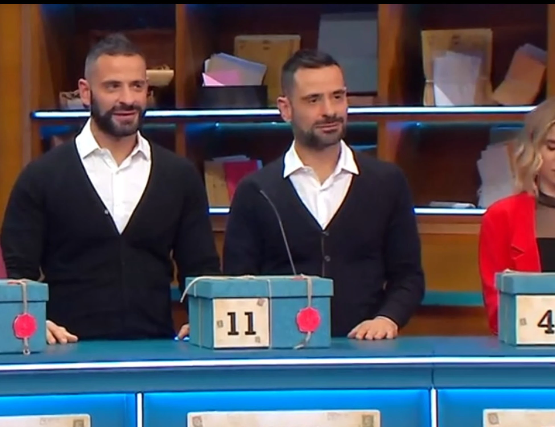 Affari Tuoi, ormone impazzito in direttoa "Le bionde vestite di rosso..."