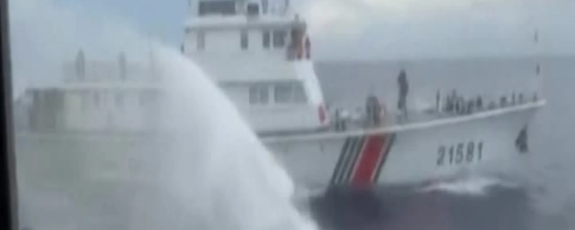 Scontro in mare: azionati i cannoni ad acqua, la Cina fa sul serio