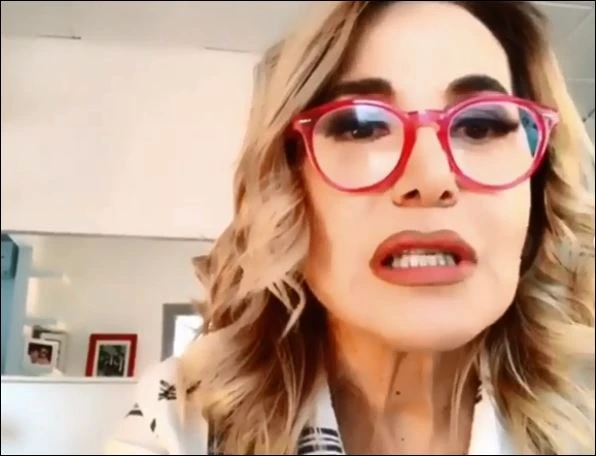 Barbara D'Urso rivela: "Insultata per anni da un giornalista che si nascondeva dietro al profilo anonimo"