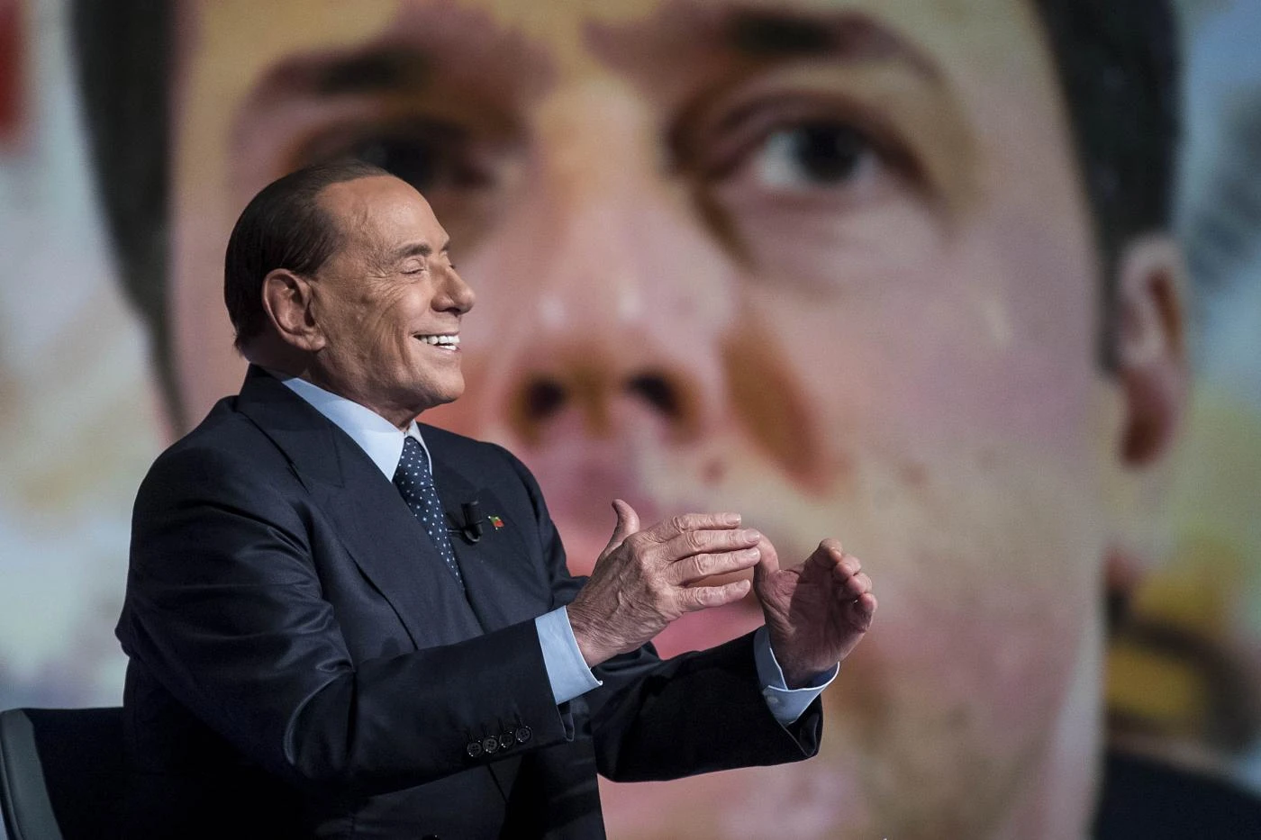 Matteo Renzi in difesa di Silvio Berlusconi: "Attentato a Costanzo? Vergogna dei magistrati"