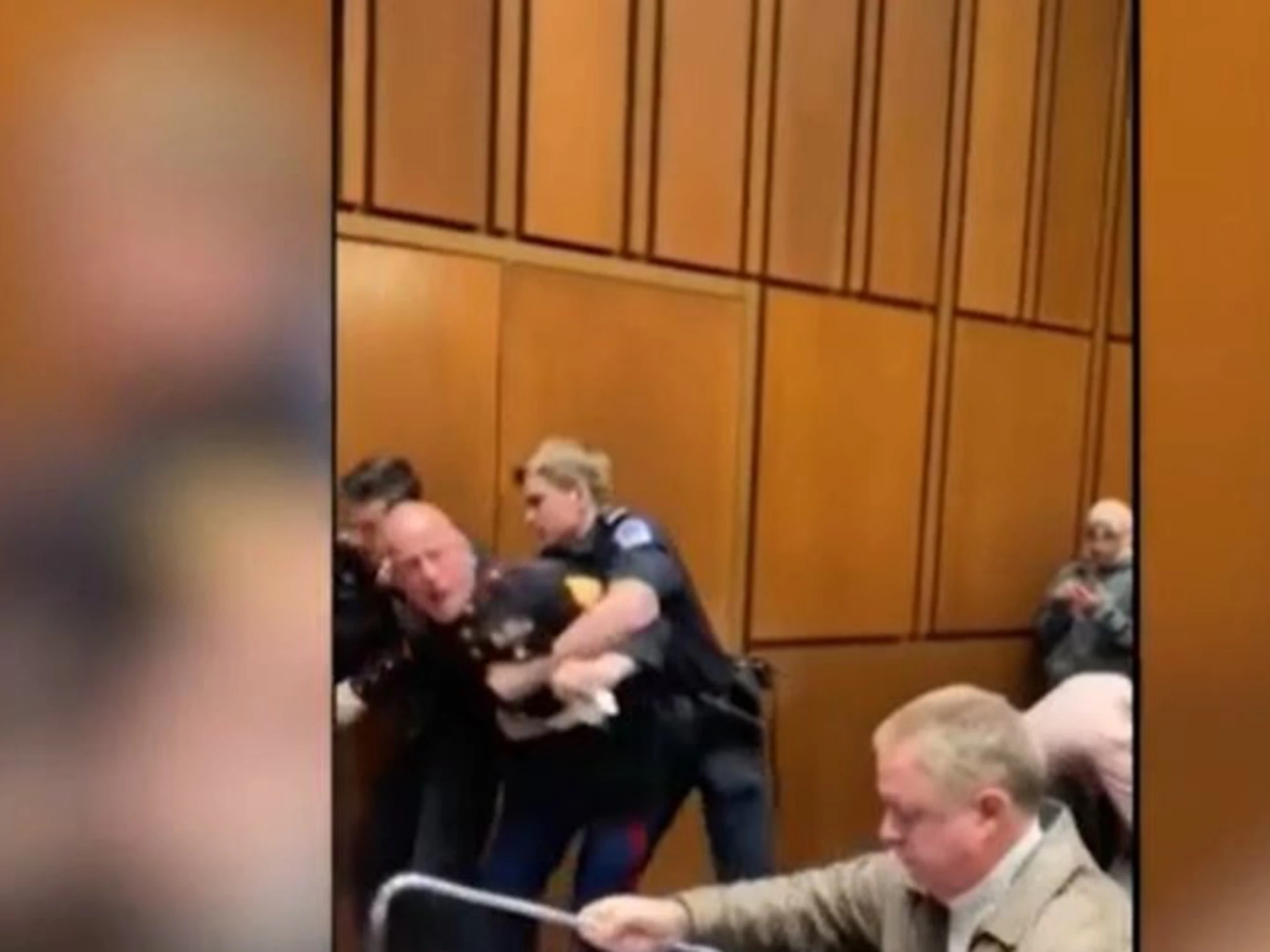 Marine protesta al Senato Usa, la polizia gli spezza un braccio: il video-choc