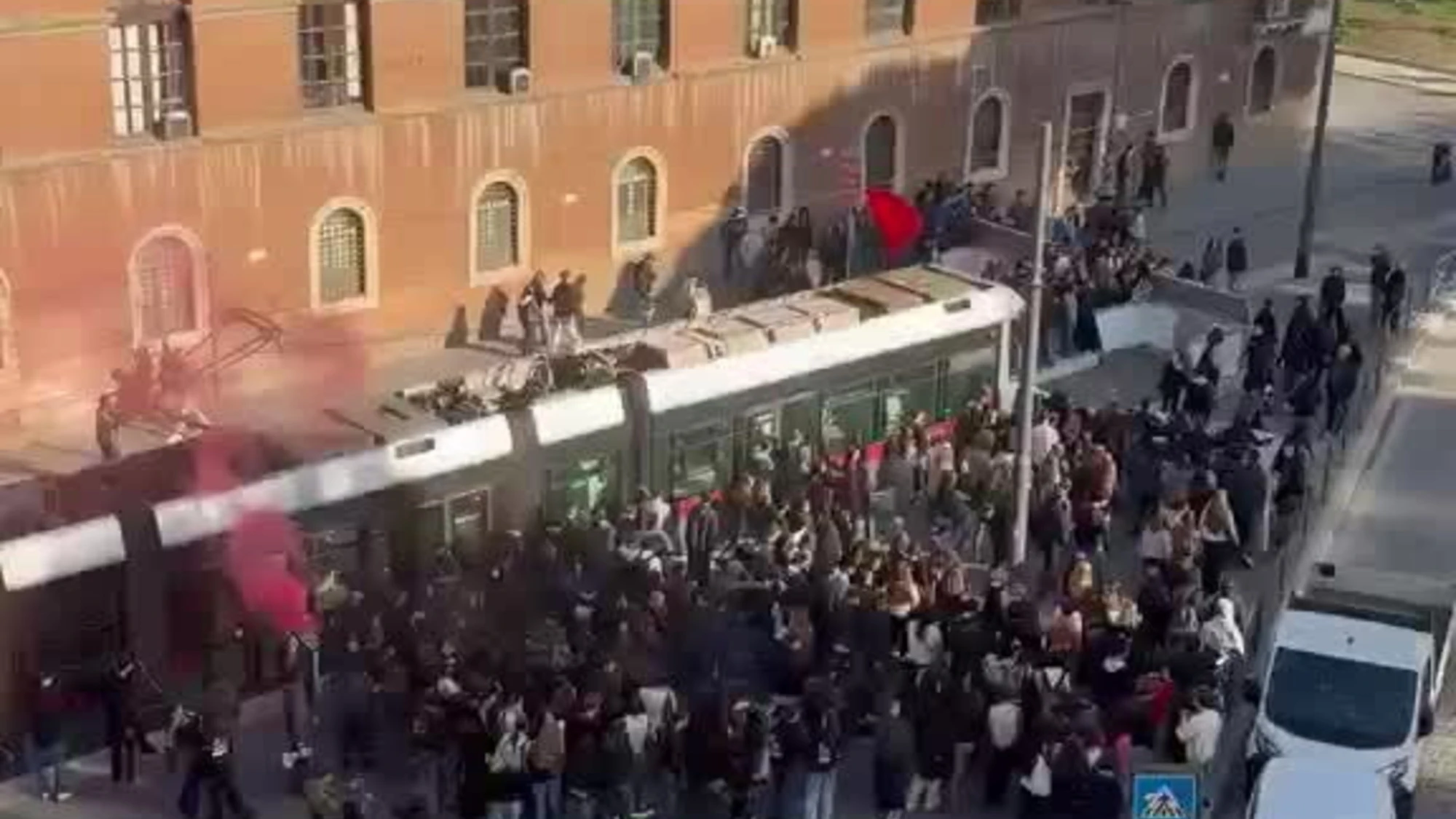 Roma, lo sciopero e le manifestazioni: gli antagonisti rossi bloccano un tram