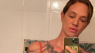 Asia Argento, il reggiseno rosso è del tutto trasparente: si vede tutto, la foto che "buca" la censura