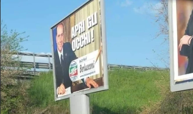 Silvio Berlusconi, la prostituta sotto al manifesto elettorale: la foto a luci rosse fa il giro d'Italia
