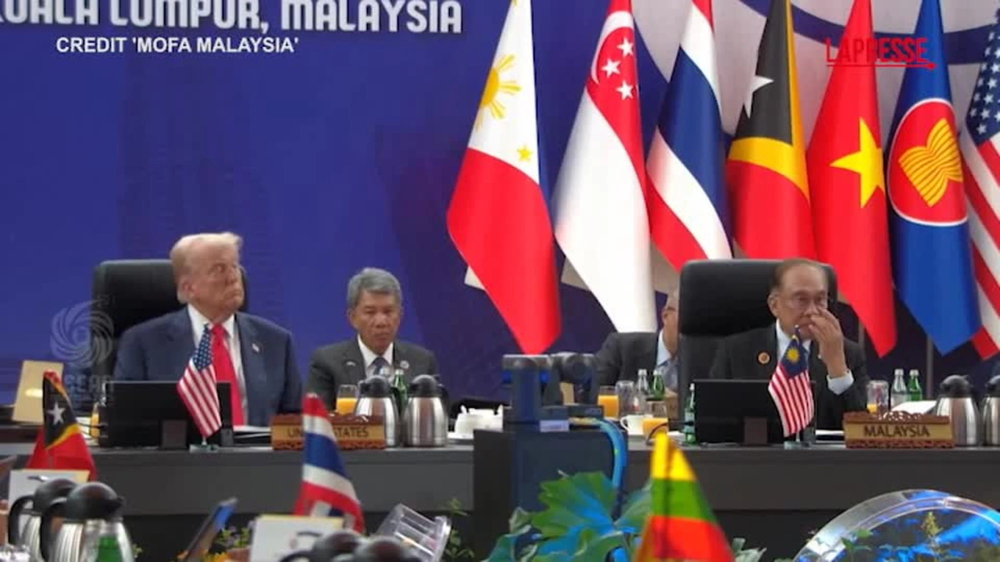 Trump in Malesia, l'orchestra suona "Rocky"