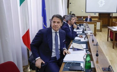 Giuseppe Conte gioca sporco in Commissione? "Gli scrivono le risposte in chat"