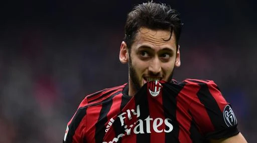 Hakan Calhanoglu, terremoto in casa Milan: guai sul rinnovo. E spunta l'Inter...